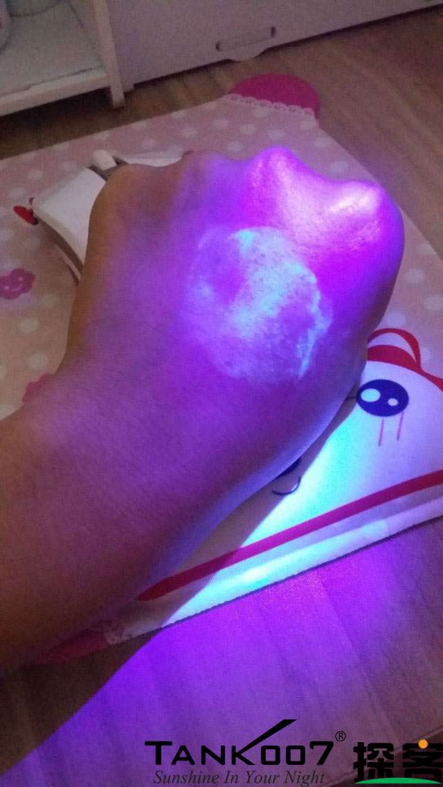 客戶買了紫光手電驗(yàn)熒光劑，先拿面膜大姨媽巾開(kāi)刀 