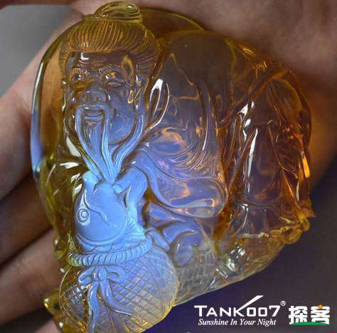 網(wǎng)上用紫光手電鑒定琥珀的帖子這么多，哪個(gè)是真假？