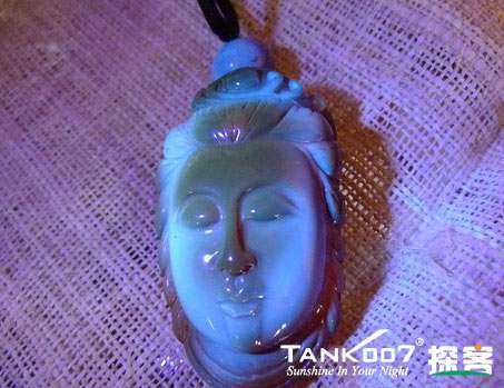 網(wǎng)上用紫光手電鑒定琥珀的帖子這么多，哪個(gè)是真假？