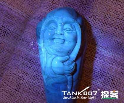 網(wǎng)上用紫光手電鑒定琥珀的帖子這么多，哪個(gè)是真假？